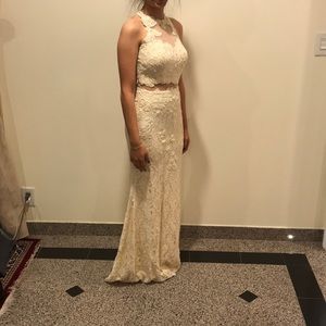 Sleeveless long laced dress